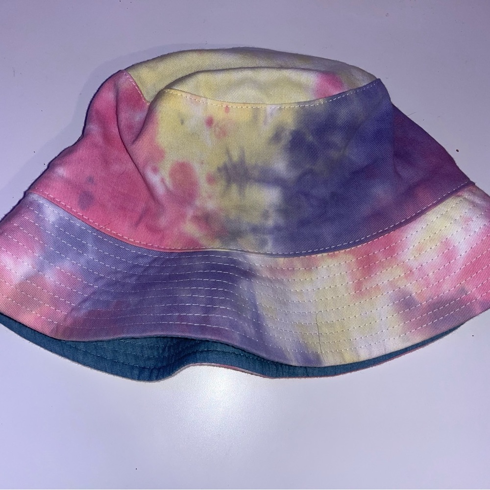 Reversible bucket hat